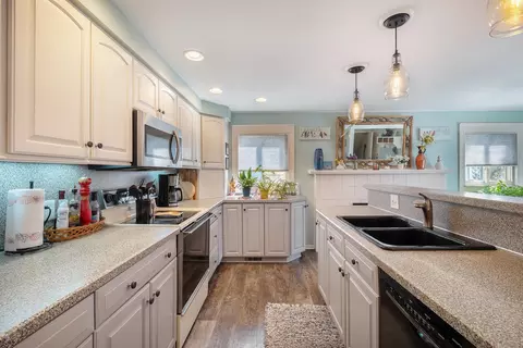 Kitchen - 421 Old Ml, Flushing, MI 48433 photo 4 of 5