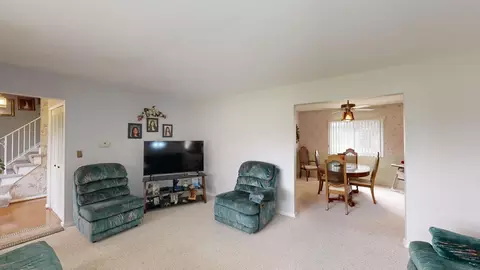 Living - 6283 Kelly, Flushing, MI 48433 photo 2 of 9