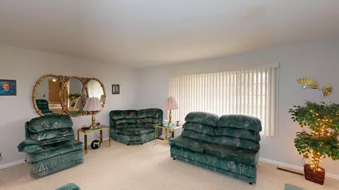 Living - 6283 Kelly, Flushing, MI 48433 photo 3 of 9