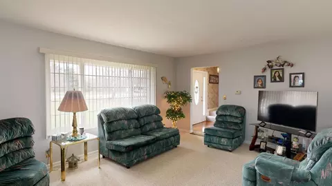 Living - 6283 Kelly, Flushing, MI 48433 photo 1 of 9