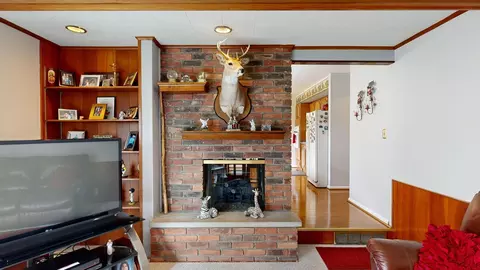 Living - 6283 Kelly, Flushing, MI 48433 photo 5 of 9