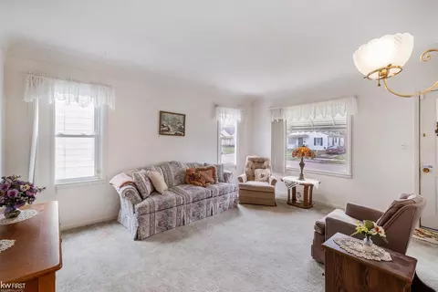 Living - 2836 Berkley, Flint, MI 48504 photo 5 of 6