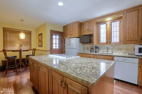 Kitchen - 877 Lakepointe, Grosse Pointe Park, MI 48230 photo 1 of 2