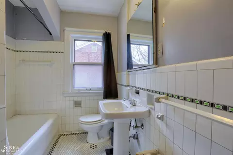 Bath - 877 Lakepointe, Grosse Pointe Park, MI 48230 photo 4 of 5