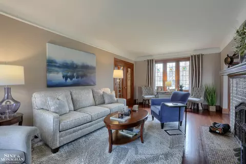 Living - 877 Lakepointe, Grosse Pointe Park, MI 48230 photo 2 of 3