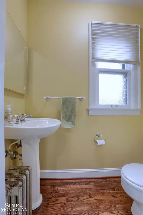 Bath - 877 Lakepointe, Grosse Pointe Park, MI 48230 photo 1 of 5