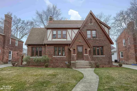 877 Lakepointe, Grosse Pointe Park, MI 48230