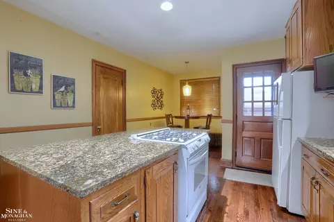 Kitchen - 877 Lakepointe, Grosse Pointe Park, MI 48230 photo 2 of 2