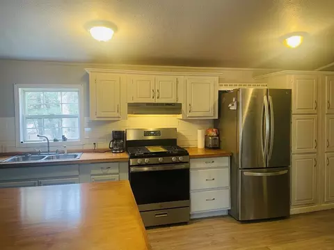 Kitchen - 5120 Peyton Pkwy, Harrison, MI 48625 photo 2 of 3