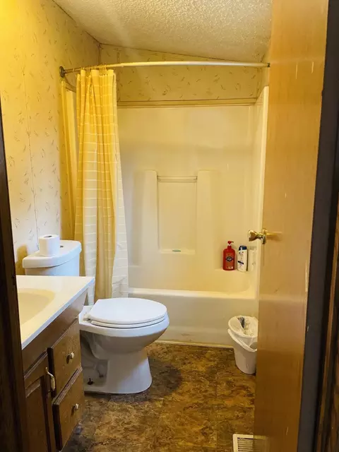 Bath - 5120 Peyton Pkwy, Harrison, MI 48625 photo 4 of 5