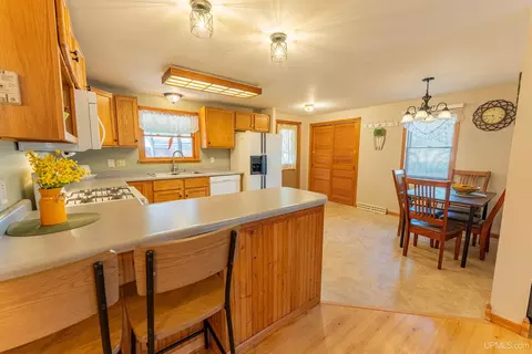 Kitchen - 14 Maple Vw, Gladstone, MI 49837 photo 4 of 4