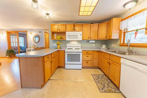 Kitchen - 14 Maple Vw, Gladstone, MI 49837 photo 1 of 4
