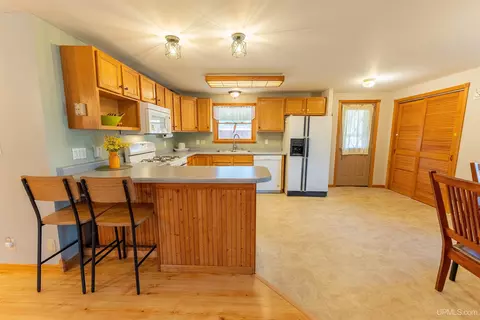 Kitchen - 14 Maple Vw, Gladstone, MI 49837 photo 2 of 4