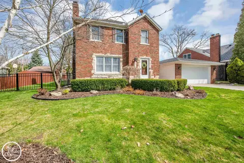 692 Hawthorne, Grosse Pointe Woods, MI 48236