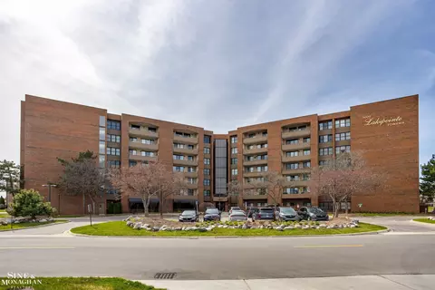 3703 Country Clb, Saint Clair Shores, MI 48082