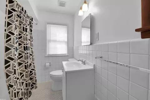 Bath - 1635 Aline, Grosse Pointe Woods, MI 48236 photo 1 of 2