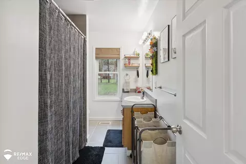 Bath - 7449 E Coldwater, Davison, MI 48423 photo 2 of 4