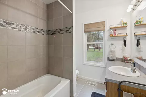 Bath - 7449 E Coldwater, Davison, MI 48423 photo 3 of 4