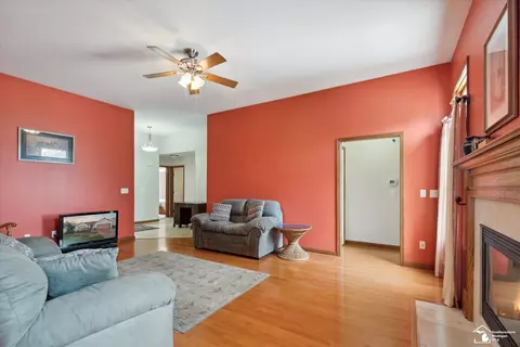 Living - 2163 Delaware, Temperance, MI 48182 photo 4 of 5