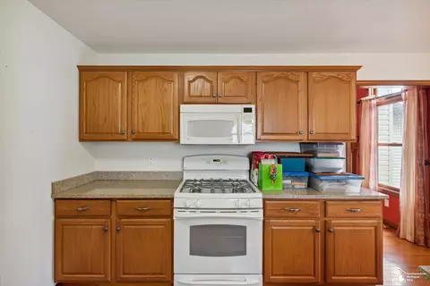 Kitchen - 2163 Delaware, Temperance, MI 48182 photo 4 of 5