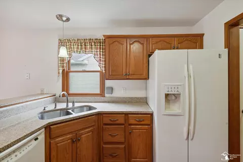 Kitchen - 2163 Delaware, Temperance, MI 48182 photo 3 of 5
