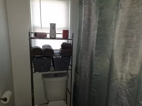 Bath - 620 Simcoe, Flint, MI 48507 photo 2 of 2