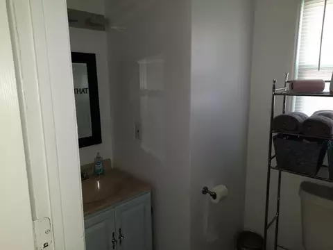 Bath - 620 Simcoe, Flint, MI 48507 photo 1 of 2