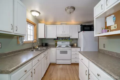 Kitchen - 18 Twin Pnes, Ishpeming, MI 49849 photo 3 of 4