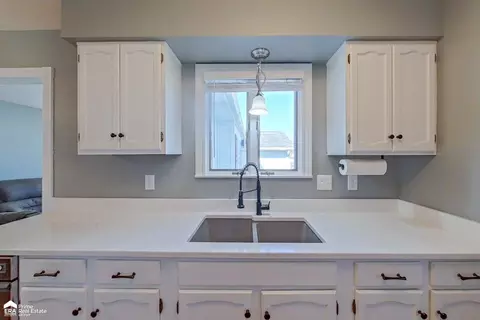 Kitchen - 2022 Kent, Davison, MI 48423 photo 3 of 5