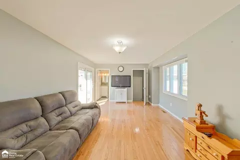 Living - 2022 Kent, Davison, MI 48423 photo 1 of 3