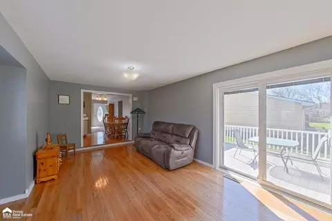 Living - 2022 Kent, Davison, MI 48423 photo 2 of 3