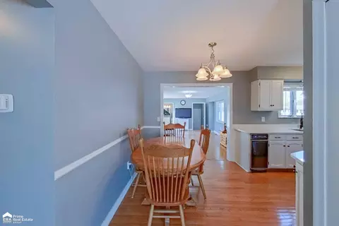 Dining - 2022 Kent, Davison, MI 48423 photo 1 of 2