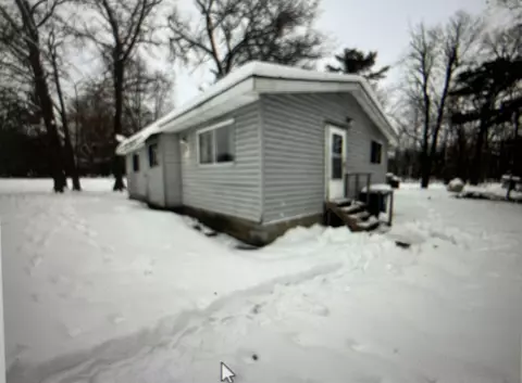 962 11 Mile Rd, Sanford, MI 48657