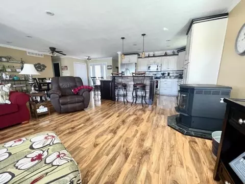 Living - 3127 Lakeshore, Gladwin, MI 48624 photo 4 of 9