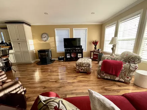 Living - 3127 Lakeshore, Gladwin, MI 48624 photo 9 of 9