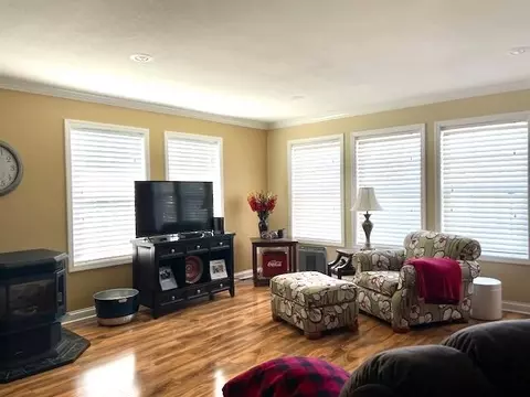 Living - 3127 Lakeshore, Gladwin, MI 48624 photo 3 of 9