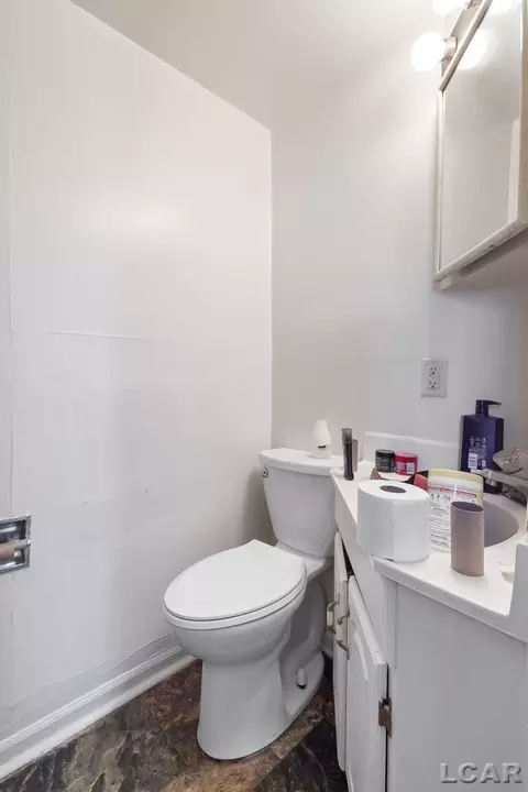 Bath - 609 S Blackstone, Jackson, MI 49203 photo 3 of 5