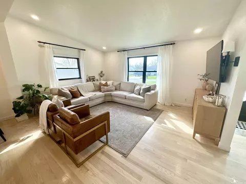 Living - 1246 Sunset, Monroe, MI 48162 photo 2 of 7