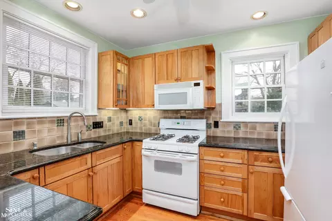 1368 Grayton, Grosse Pointe Park, MI 48230 photo 12