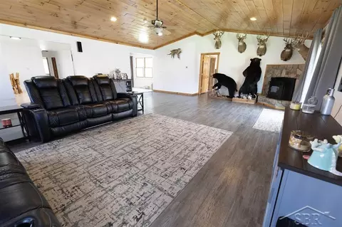 Living - 3279 E Shaffer, Midland, MI 48642 photo 3 of 4