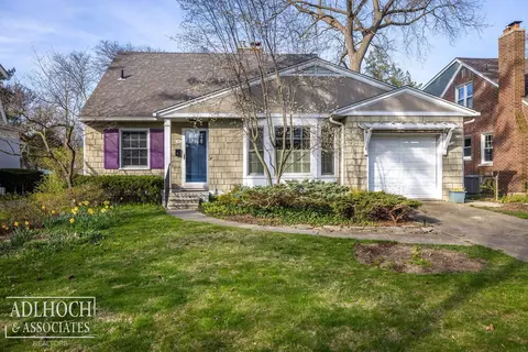 286 Ridgemont, Grosse Pointe Farms, MI 48236