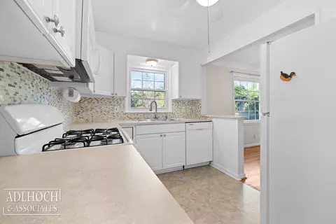 Kitchen - 286 Ridgemont, Grosse Pointe Farms, MI 48236 photo 2 of 2