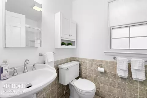Bath - 286 Ridgemont, Grosse Pointe Farms, MI 48236 photo 1 of 5
