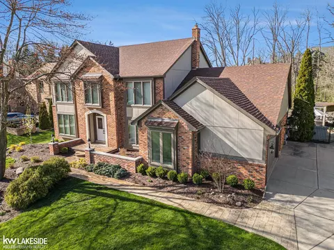 2550 Topsham, Rochester Hills, MI 48306