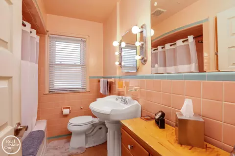 Bath - 2040 Allard, Grosse Pointe Woods, MI 48236 photo 1 of 2