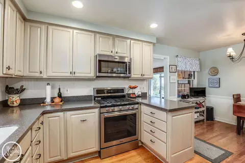 Kitchen - 2040 Allard, Grosse Pointe Woods, MI 48236 photo 3 of 3