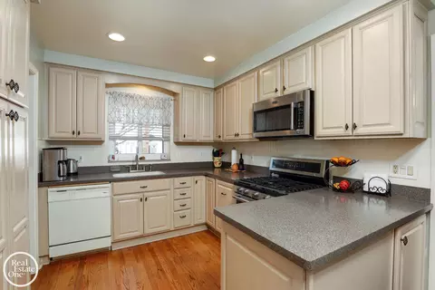 Kitchen - 2040 Allard, Grosse Pointe Woods, MI 48236 photo 2 of 3