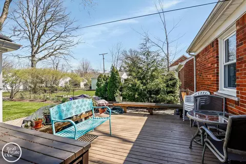 Exterior - 2040 Allard, Grosse Pointe Woods, MI 48236 photo 4 of 9