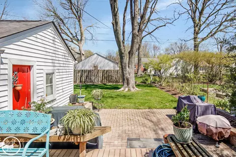 Exterior - 2040 Allard, Grosse Pointe Woods, MI 48236 photo 5 of 9
