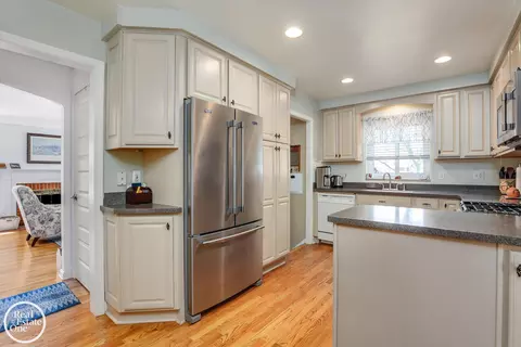Kitchen - 2040 Allard, Grosse Pointe Woods, MI 48236 photo 1 of 3
